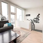 2ndhomes Stunning 2-story Penthouse With Sauna & 2 Terraces דירה